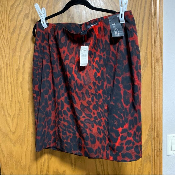 Lane bryant red leopard print Lined skirt - SIZE 14 - NWT - Picture 2 of 5